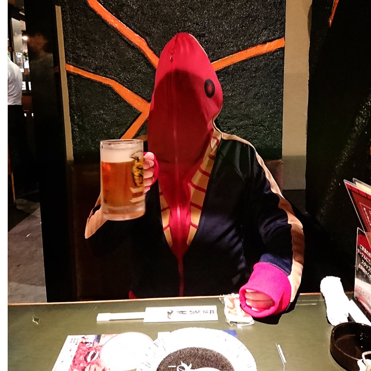 ともチャンチン 怪獣酒場にメトロン星人パーカーで乗り込むバカ 店長に褒められてご満悦 T Co Dioabu0yiz Twitter