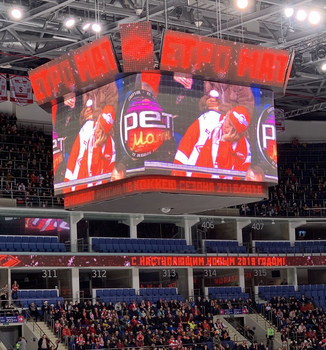 VarnavStyle's tweet photo. Солдат спит, #ретроматч идёт. https://t.co/onJrRv3cca