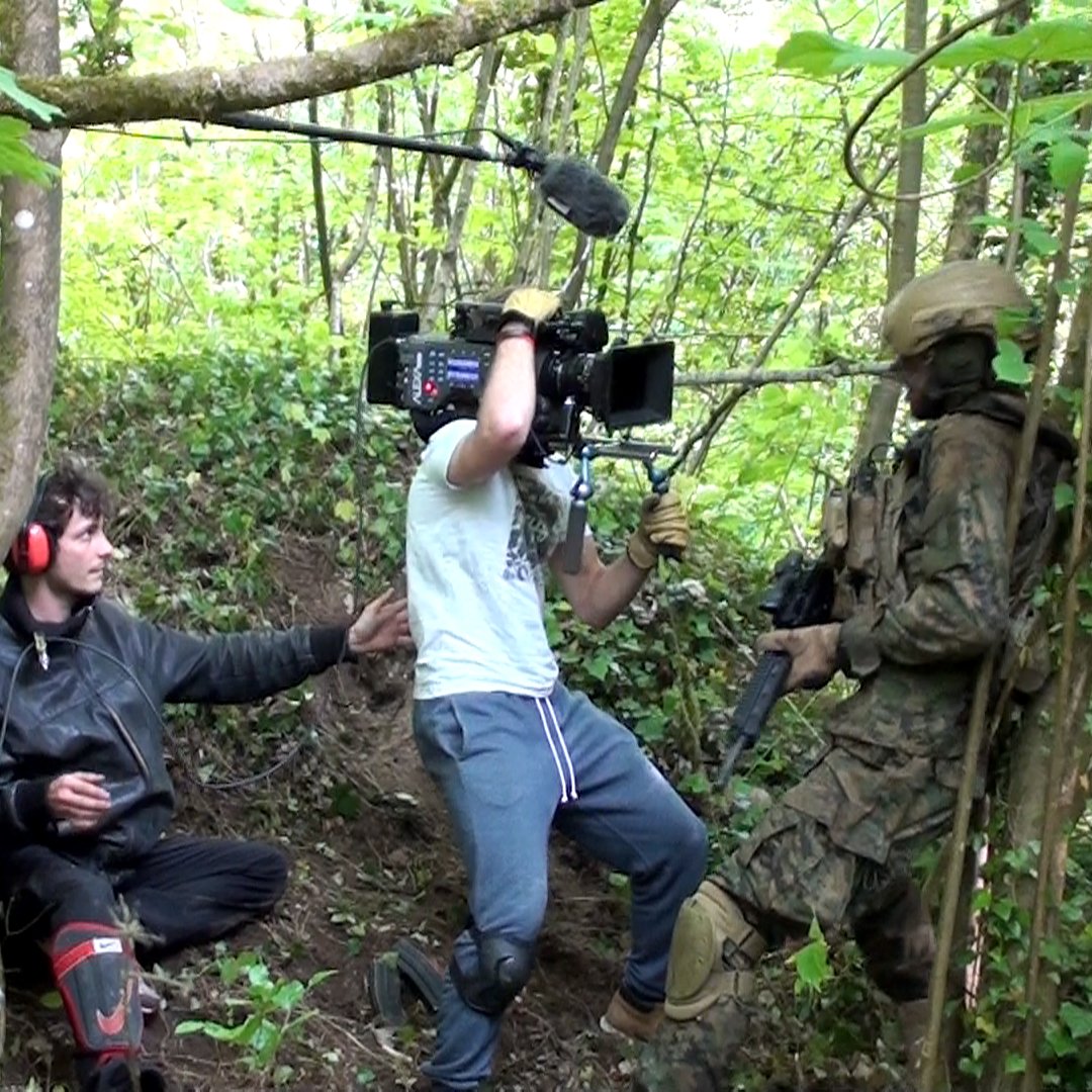 escrimecascade's tweet photo. #Tournage : Adieu mon rêve Américain.
Réalisateur : Théophile BODRUG

#OnSet #Filming #FilmSet #Film #Movie #Camera #ArriAlexa #Army #Squad
#TacticalUnit #Cascades #Stunts #RegleurDeCascades #ChoregrapheDeCombat
#Follow #AlexisDienna #EscrimeCascade #StuntWork #StuntLife https://t.co/l5fxkHvTPo