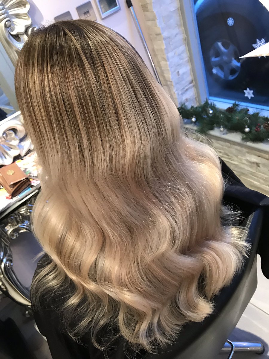 halamsalon1's tweet photo. Balayage &amp; Waves ✨
.
#halamsalon #newark #nottingham #balayage #wella #wellalife #blondehair #longhair #wavyhair 
.
@WellaPro @WellaEducation @CloudNineC9 https://t.co/mA7I2DZelR