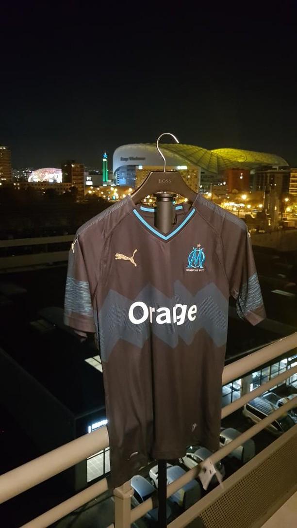 peupleolympien's tweet photo. 🔴 A l'occasion des fêtes de fin d'année, et en partenariat avec @heliosimage, nous vous offrons ce maillot extérieur floqué Florian Thauvin.

Pour participer au concours : RT ce tweet + follow @peupleolympien et @heliosimage.

Tirage au sort le 29 décembre à 18h ! https://t.co/yvt5tItQd7