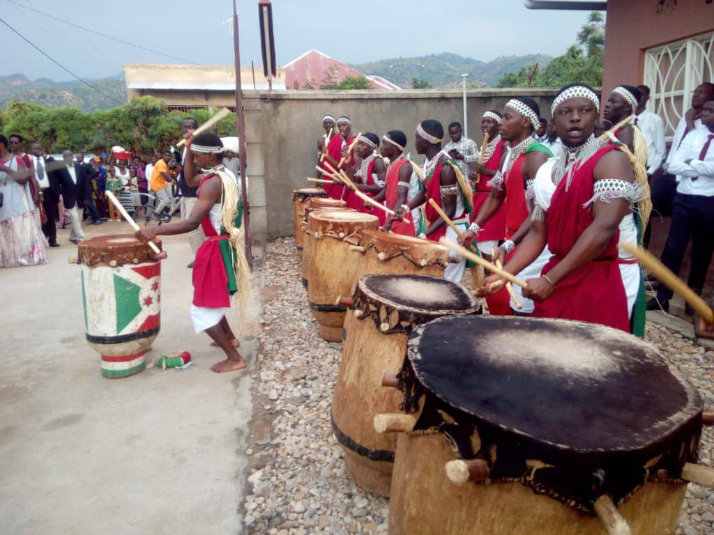 sindkevin's tweet photo. It is great pleasure to serve my country #Burundi by promoting our #culture. Yesterday i and my team "Club Abagenderabuntu" were invited to perform at the traditional ceremony "Gukosha". #Burundi has still young people to fight for the value of its #Culture https://t.co/jovvMaFUod