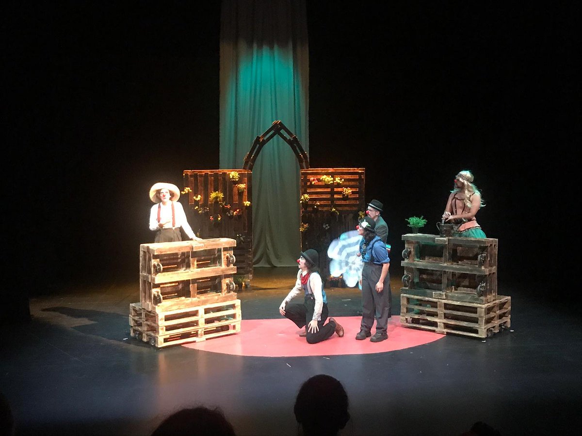 Gracias al público que nos acompañó ayer en el <a href="/LavaVLL/">Laboratorio de las Artes de Valladolid :: LAVA</a>
Gracias al personal del <a href="/LavaVLL/">Laboratorio de las Artes de Valladolid :: LAVA</a> por su trato y profesionalidad y al Ayuntamiento de Valladolid por contar con nosotros.
Ahora toca descansar y disfrutar de estos días.
¡Feliz Navidad!
#LaClever
#FelizNavidad