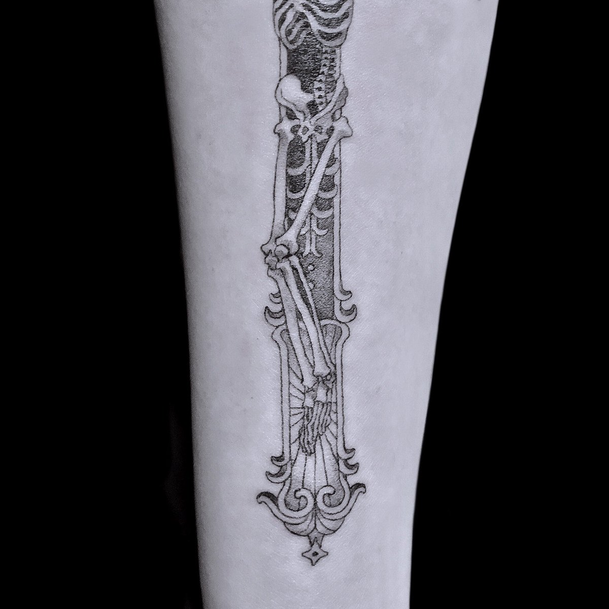 cross. #タトゥー #tattoo #drawing #타투 #문신 #그림 #도안 #낙서 #일러스트 #드로잉 #라인 #그로테스크 #동물  #주문제작 #해골 #십자가 #팔 #손목, image size:1200x1200