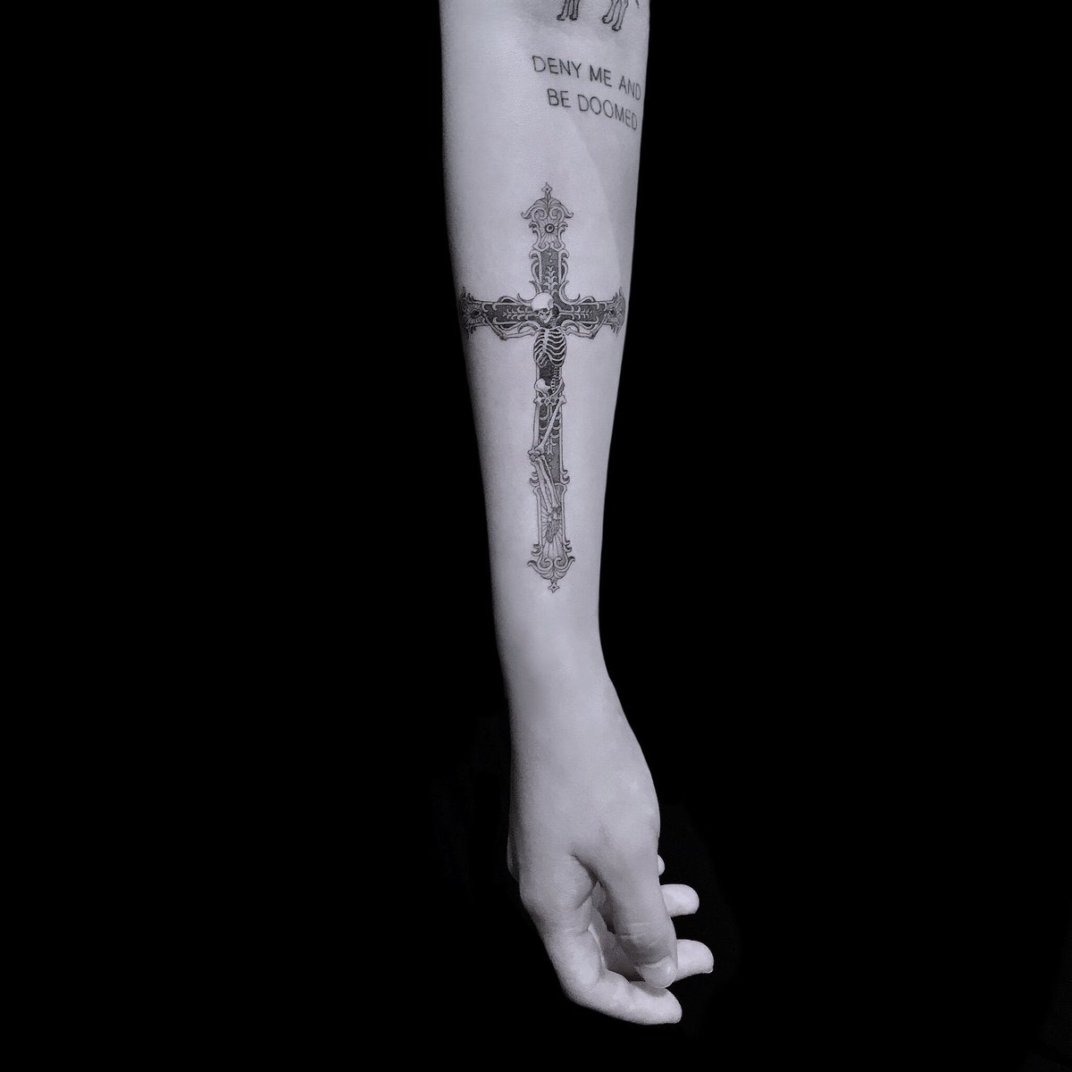 팔 안쪽 타투 완성!!! 십자가의 넝쿨 #인계동타투 #인계동타투샵 #감성타투 #타투스타그램 #십자가 #십자가넝쿨타투 #tatto  #tattoodesign #tattoolove #tattoart #tattooing... – @zabarai on Tumblr, image size:1200x1200