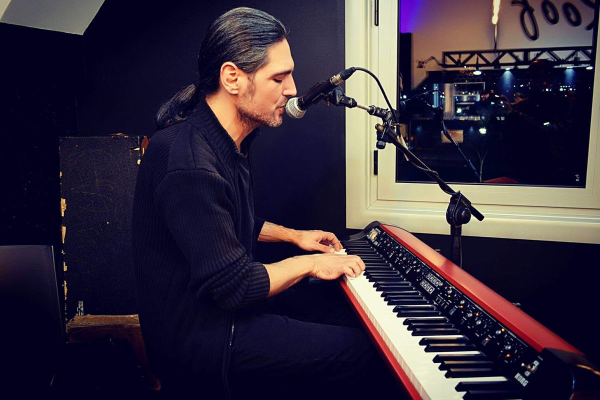 EmilioSorrident's tweet photo. Playing the piano at #LSS Roof during a night blessed by @AssMammalucco - Image taken by Joseph Caristena and edited by Her #FromTheShell https://t.co/4MU8Whmhh1