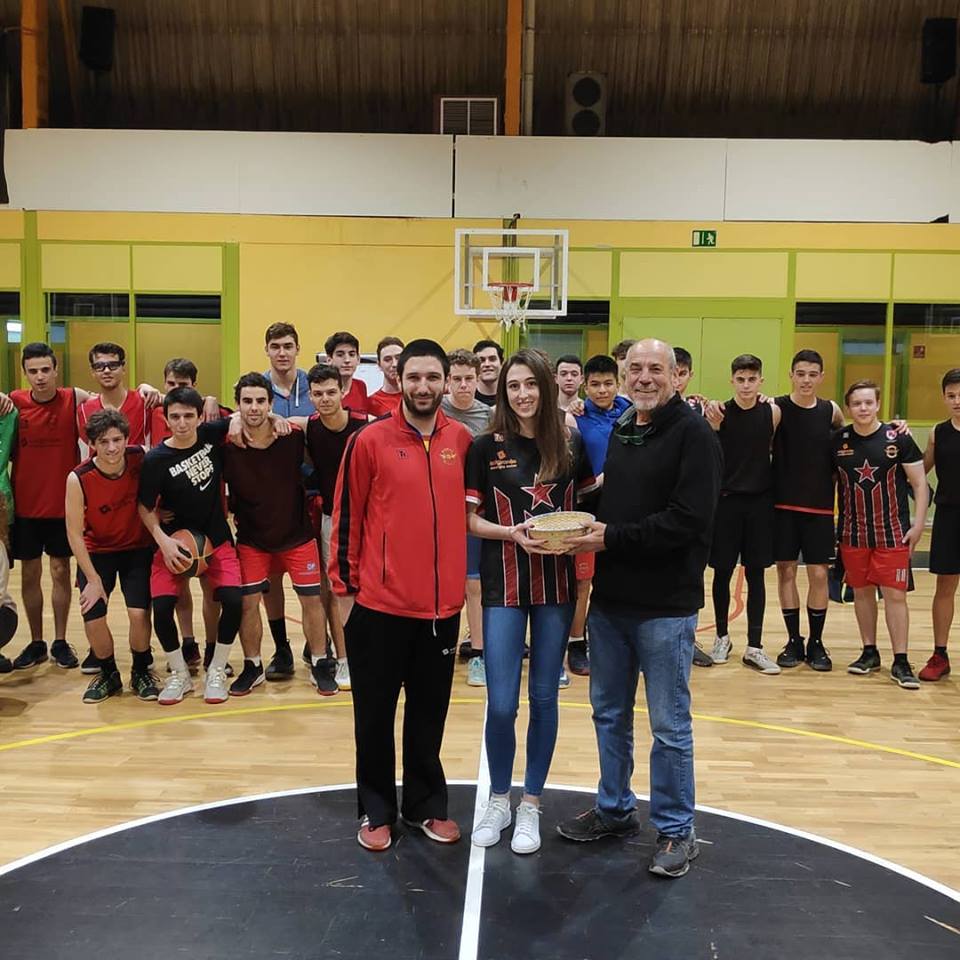 PereCosta22's tweet photo. Gràcies a tots els que vau col·laborar en el 3x3 solidari de la Paula per tal de construir una pista de bàsquet i portar material escolar a Sanah (Senegal) @bisbalbasquet #ProjecteXevi #EnhorabonaPaula #Bàsquetsolidari #TreaballdeRecerca #SanahSenegal https://t.co/nhJZvzgSN4