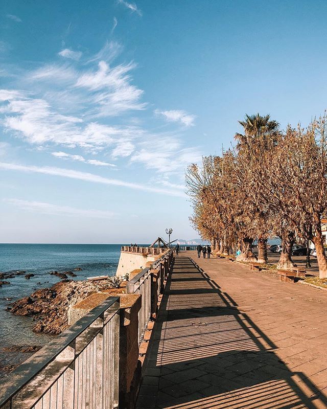 AlgheroTurismo's tweet photo. Siete pronti a una nuovo giorno di sole ed eventi ad #Alghero? Quest’anno dicembre ci sta regalando giornate magnifiche, così potrete divertirvi ancora di più durante #mesqueunmes. ✌🏻😎 Tanti gli appuntamenti di oggi che potrete scoprire su 👉🏻 … https://t.co/bYx0dET3ed https://t.co/NN7eKoO2F8