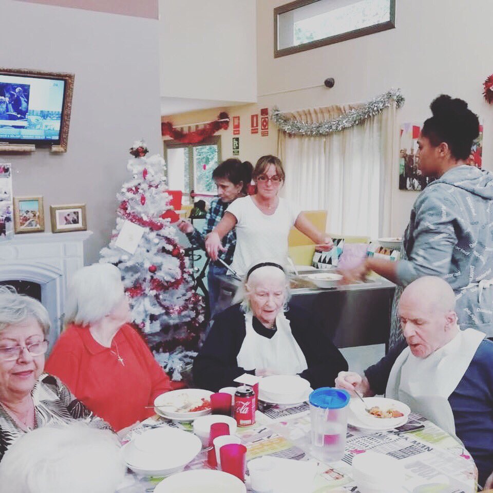 gruparrels's tweet photo. la nostra filosofia es centra en les persones i en les coses i persones importants a les seves vides . Celebrem doncs!!! Bon Nadal!!! #atencioncentradaenlapersona #celebremlavida #nadal2018 #familyfriendly#dinargermanor https://t.co/o1hpqOSy0l