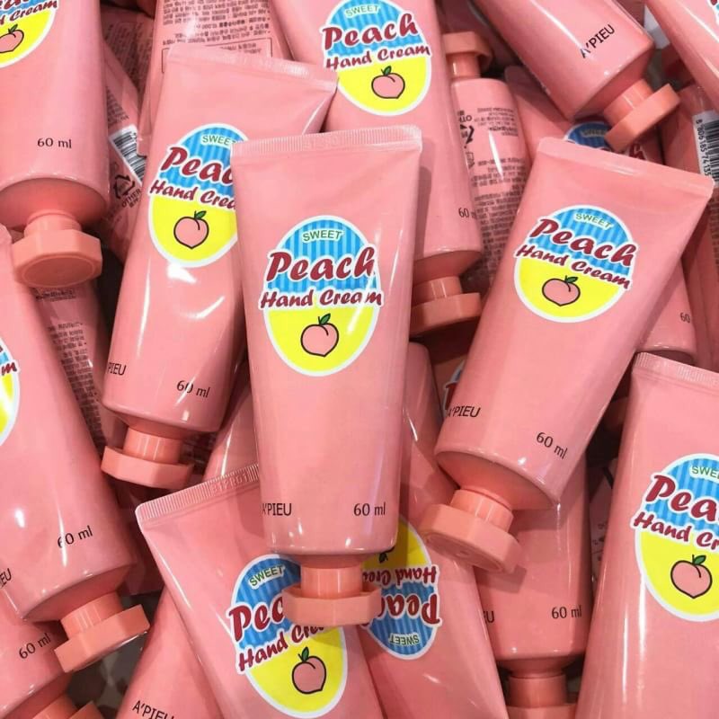 Beautybegin_'s tweet photo. 🍞พร้อมส่ง

A’pieu Sweet Peach Hand Cream 60 ml. 

ราคา 150 บาท
📫ค่าส่ง 40/60

ครีมบำรุงมือกลิ่นพีช สกัดจากผลไม้บำรุงผิวมือให้เนียนนุ่ม ชุ่มชื้น ไม่แห้งกร้าน มีกลิ่นหอมพีช https://t.co/D9OebsEf6x