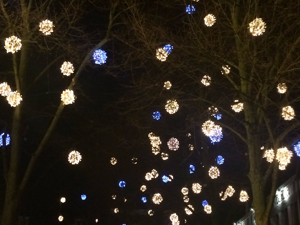 SensableCoach's tweet photo. Be the light, shine bright when darkness is around. Wish you all the best #HappyHolidays #MerryChristmas #magischmaastricht https://t.co/Bnu5AsIviJ