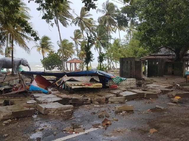29 Orang Tewas Jadi Korban Tsunami di Lampung Selatan berita360.com/29-orang-tewas…