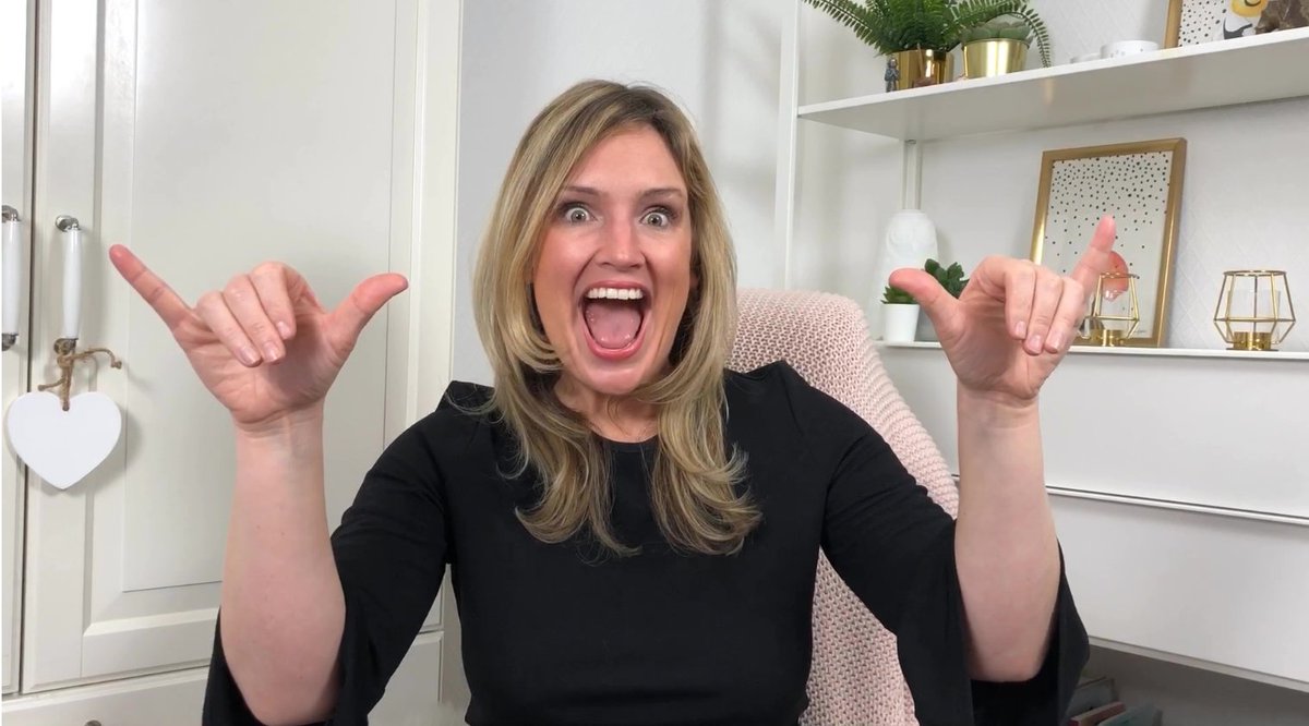 Hoe gebaar je: Prettig Kerstfeest en een Gelukkig Nieuwjaar? Ik laat het je zien in deze video: vimeo.com/307933971 #gebaren #gebarentaal #gebarenleren #kerstfeest #nieuwjaar