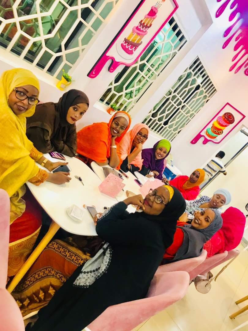 CjedWomen's tweet photo. Women Entreprenariatship CJED autour d'un café pour mettre au point des nouveaux perspectives pour l'an  prochain. https://t.co/8yLy8fTVDK