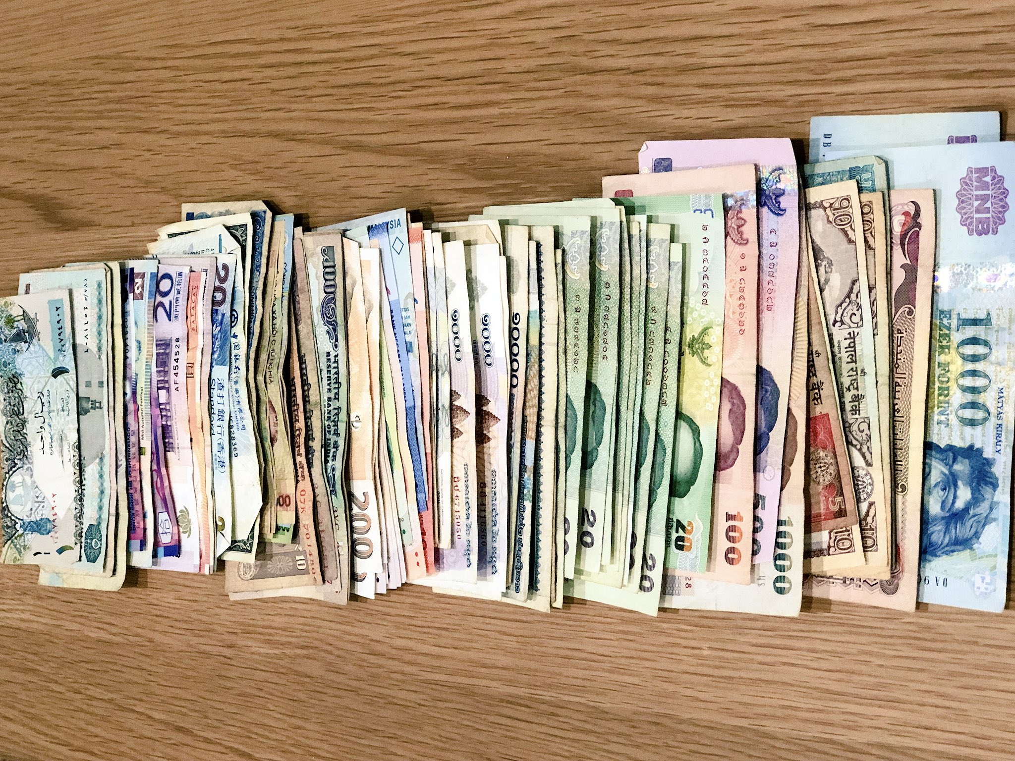 りの 海外ノマドフリーランス 大掃除中 海外の札束が大量に出てきた 硬貨も1 分くらい出てきた 計画通りお金を使える子じゃないので そういえば旅中いつも札束持ち歩いてた 笑 でもお金って その国を象徴するものが描かれてるから好き だから