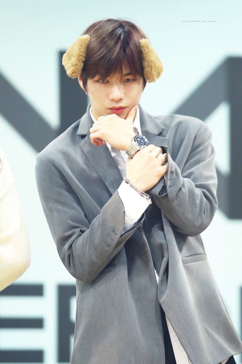 kangdaniel_sptz's tweet photo. 다니엘이 일본 팬사인회에서 이번 생일서포트 시계를 착용해줬어요. 

⌚️✨존재의 이유👉🏻강다니엘 
역시 너무 어울리네요｡ﾟ( ﾟஇ‸இﾟ+)ﾟ｡

사진출처 ONESTORY1210 님 https://t.co/cWBCnGF5Ah