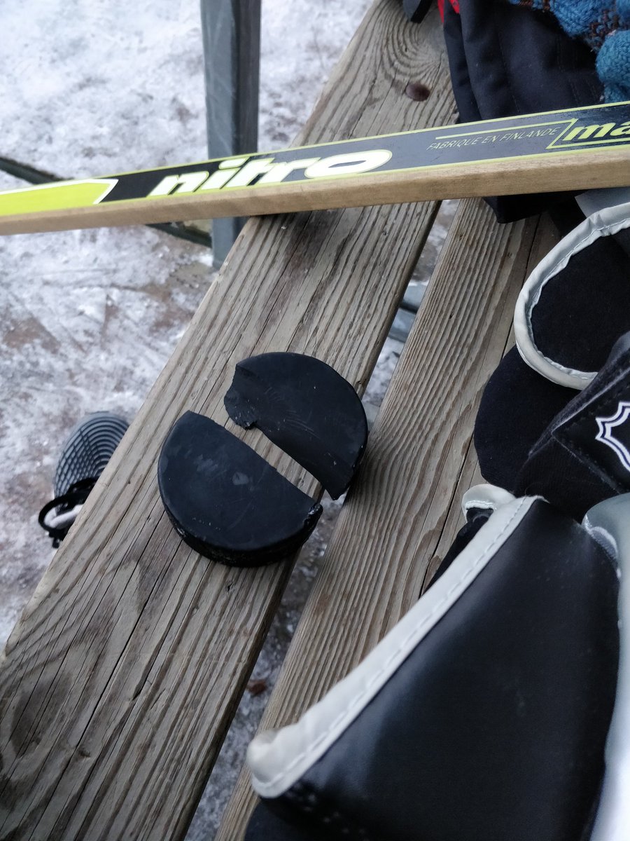 Jos @KouvolanKooKoo  tarvii viivapelotetta niin olen käytettävissä, jos <a href="/Pallonlyojat/">Kouvolan Pallonlyöjät</a> reenit ei oo samaan aikaan. Lämäri on kunnossa. #liiga #pesis