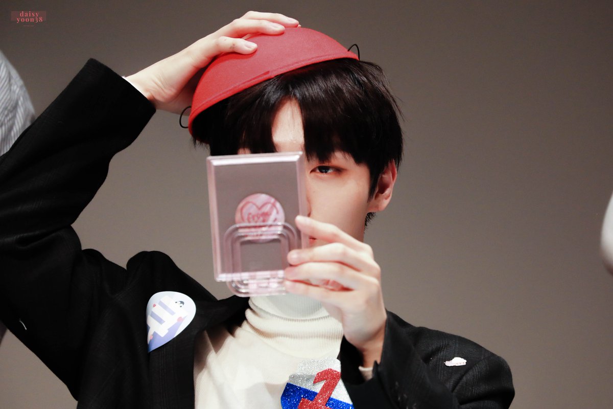 DaisyYoon38's tweet photo. 181125 상암팬싸인회

귀여운 빨간 모자 ♥️

#윤지성 #워너원 #Yoonjisung https://t.co/Iov9FjjsB1