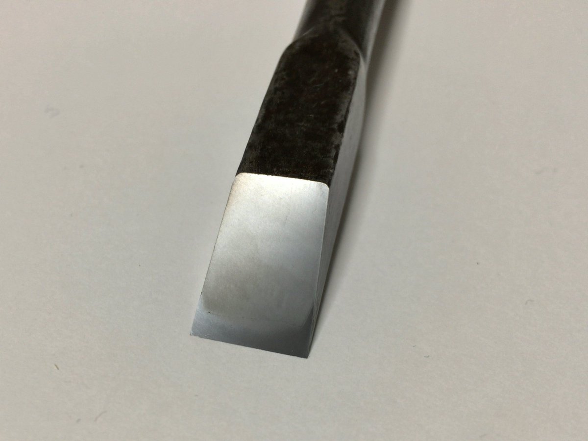 AogamiSuper's tweet photo. 先ほどの鑿です
鍛接線が曖昧です
作者は銘無し故に不明 https://t.co/OpKpGWTcpl