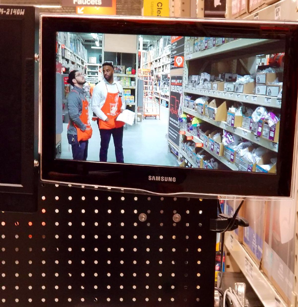 🍿🎟🎬 A couple of pointers from the film crew and it turned into a movie last week when the 🎥s showed up in Buckhead #BlooperReelFodder
Big thanks to ASM #SmoothOperator @JoseZul15366829  and the 6986 Overnight MET for jumping in on set #RaisingTheBar #LetsDoThis #HomeDepot