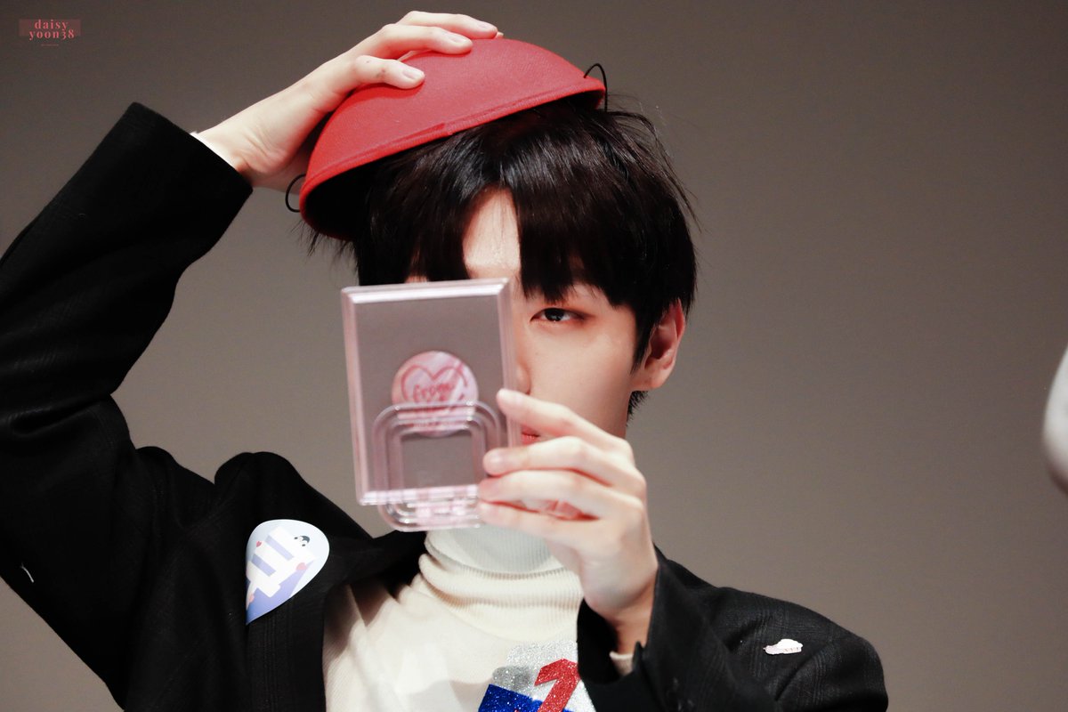 DaisyYoon38's tweet photo. 181125 상암팬싸인회

귀여운 빨간 모자 ♥️

#윤지성 #워너원 #Yoonjisung https://t.co/Iov9FjjsB1