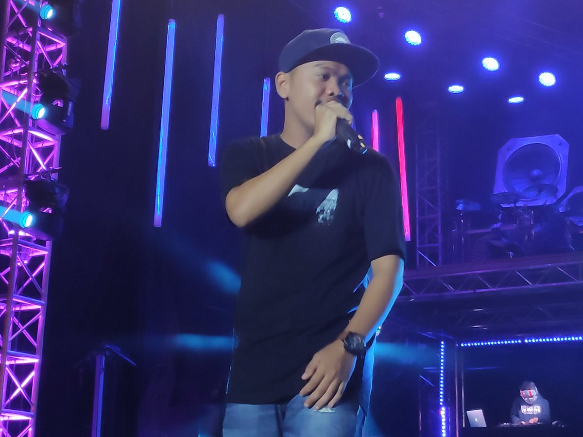 NDX AKA perform bareng fans ciliknya 
#BEDAITUHEBAT #RadioShowtvOne