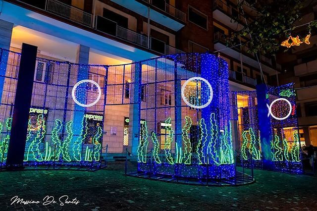 Vi aspettiamo anche stasera! bit.ly/1MUFMgo #lucidartista #lucidartistasalerno #lucisalerno #love #natale #christmaslights #lucidinatale #streetphotography #christmasdecor #luminarias #streetart #salernocity #salerno #light #ilgiardinoincantato… bit.ly/2T98FAg