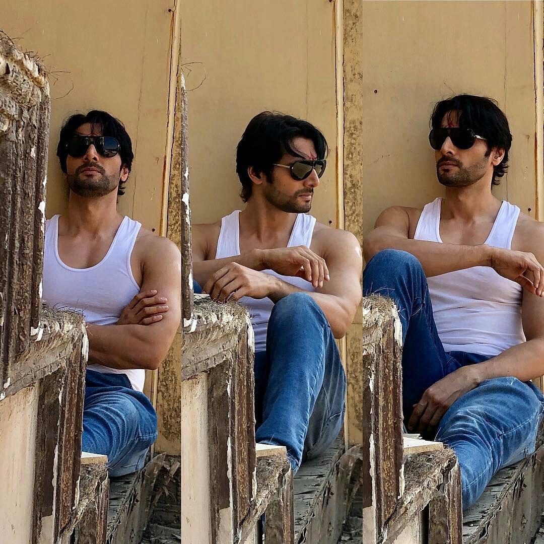 Aham_world's tweet image. Latest Insta Repost from our hot &amp;amp; handsome Superhero 😍 💓 @AhemSharrma 
 Which one.........?😊
#fun #funonset #candid #behindthescenes #work #loveit