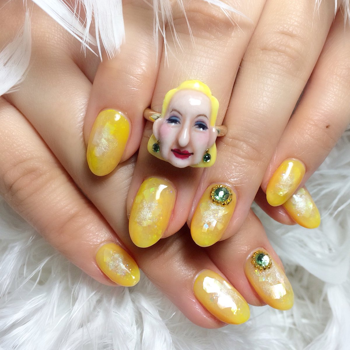 矢島 拓 در توییتر 観音様のような美輪明宏さま 美輪明宏様はリングに 運気が上がりそうな黄色を合わせて 美輪明宏 さま ネイル