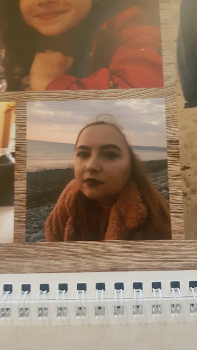 tigersjaw_'s tweet photo. I CANNOT BELIEVE my mum put this photo into the family calender and sent it out to all of our distant family ?? Thinking that's my normal head ???? 😂😭😭 ffs https://t.co/NWt2DVEL3V