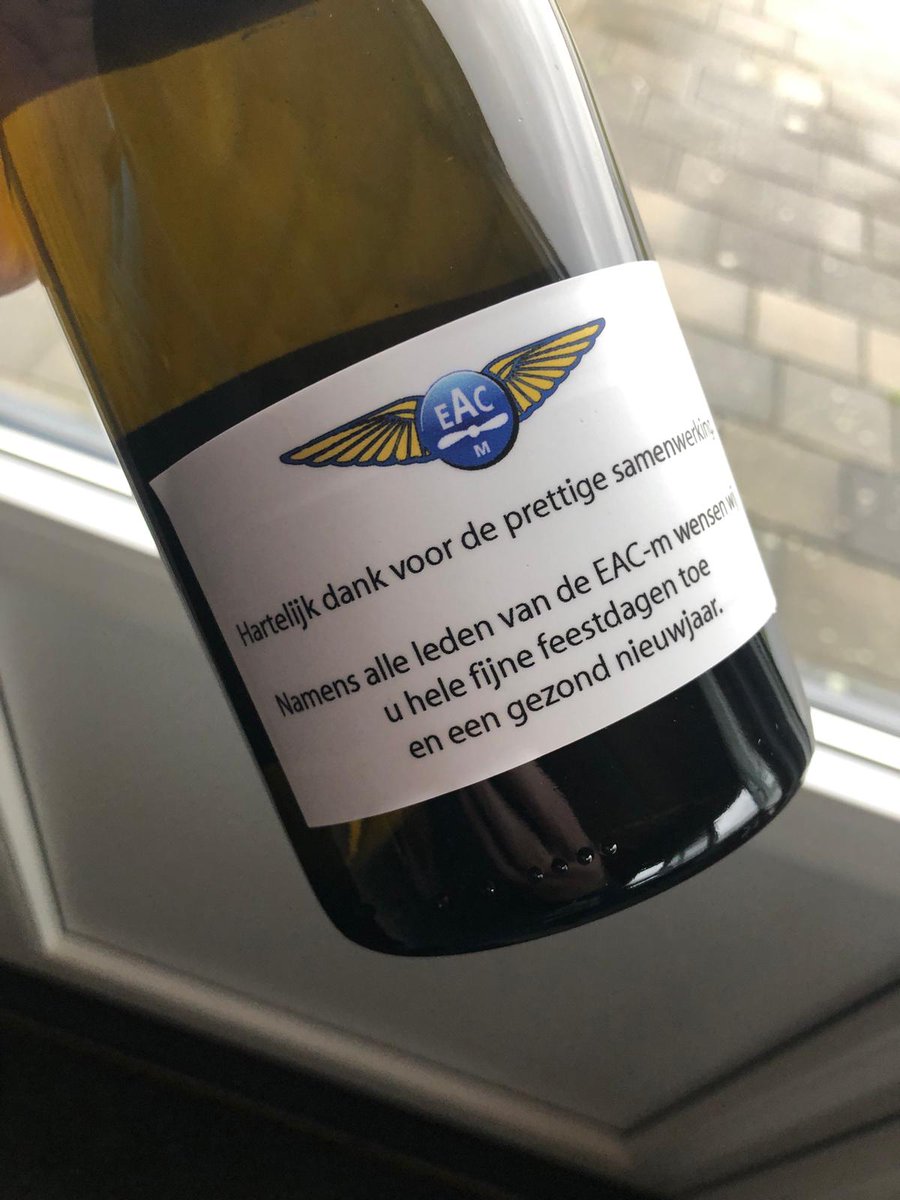 Deze week is weer het jaarlijks rondje gemaakt over de vliegbasis door onze voorzitter om een feestelijke bubbel te bezorgen aan de commandant, verkeersleiding, meteo, Brandweer, BIV en beveiliging. Alle clubleden van de EAC-m werden door iedereen hartelijk bedankt !
#eacm #2018