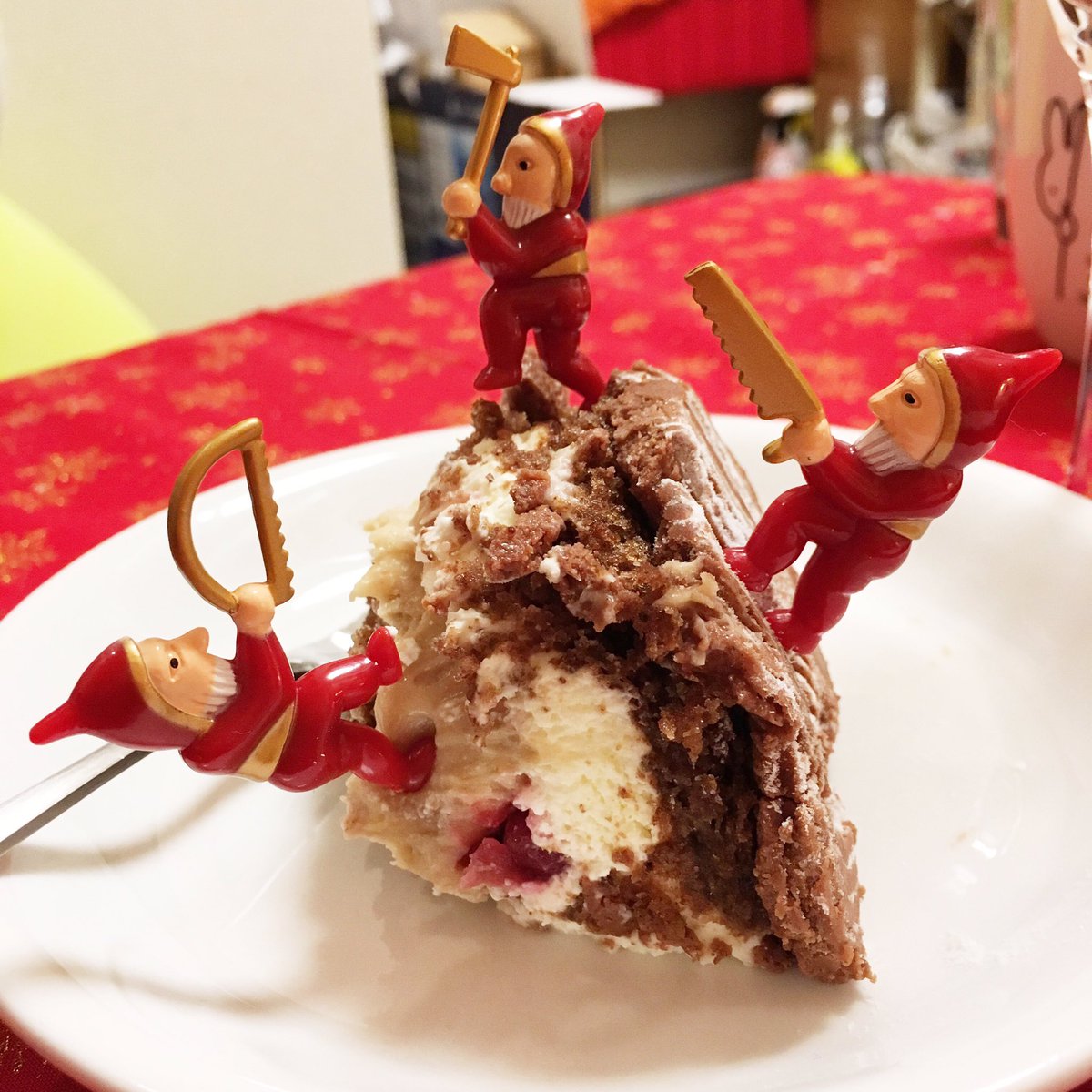 ____k's tweet photo. クリパ！
#sundaybakeshop の栗とリンゴンベリーとヘーゼルナッツチョコレートケーキ！ https://t.co/kTWa1RLm1G