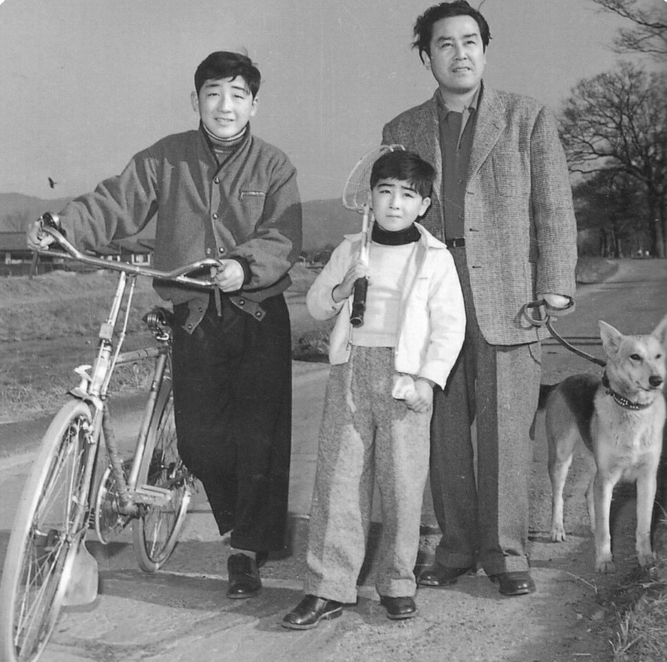 島倉千代菊 少年時代の松方弘樹さん 目黒祐樹さん兄弟 お父様の近衛十四郎さんと 幼いながらすでに出来上がった顔立ちのお二人 となりにいるペットのワンちゃんも飼い主に似て凛々しく見えます T Co Roumvavyf4 Twitter