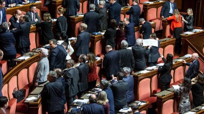 Giorgiolaporta's tweet photo. Ricordo un #GovernoRenzi che mise la fiducia anche sulla #LeggeElettorale (incostituzionale) che è materia del #Parlamento. Ricordo anche che #ForzaItalia non gli ha mai presentato una mozione di sfiducia. 
Oggi sono tutte vergini indignate contro la #Manovra2019. #23dicembre https://t.co/ZvbsUPTqbB