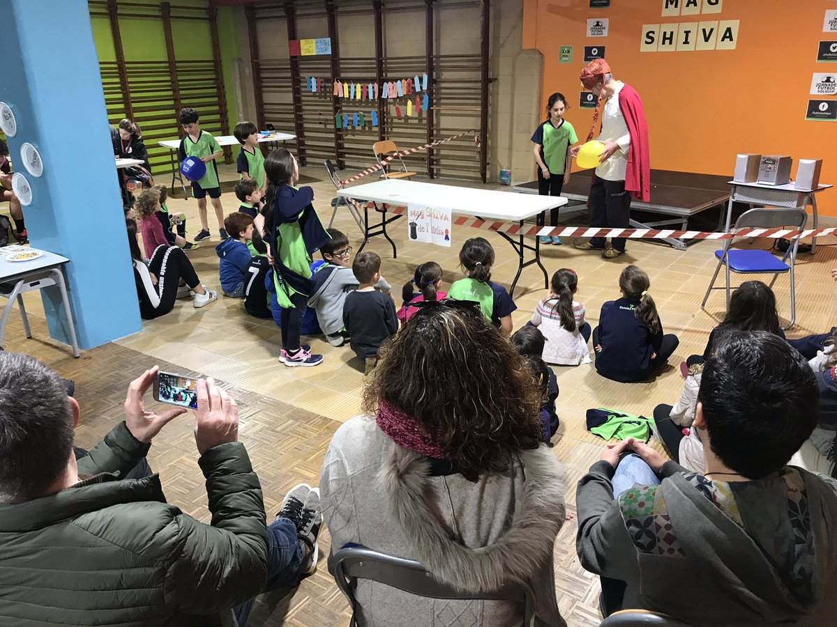 FutbolSolidari's tweet photo. El Mag Shiva de l’Índia no s’ha volgut perdre el Futbol Solidari! Fantàstic espectacle de màgia per a petits i grans! 🎪 #ThiaroyeApren #màgia #JFS2018 https://t.co/1EjrzXwp0K