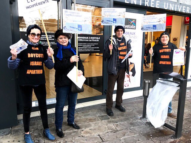 Campagnebds's tweet image. Mobilisation à Strasbourg hier contre la société d&apos;assurances @AXA, complice de l&apos;apartheid israélien. Des dossiers à charge ont été déposés dans des agences du centre-ville. #AXAComplicity #EmbargoContreIsraël