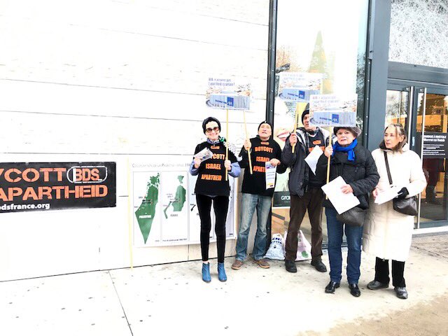 Campagnebds's tweet image. Mobilisation à Strasbourg hier contre la société d&apos;assurances @AXA, complice de l&apos;apartheid israélien. Des dossiers à charge ont été déposés dans des agences du centre-ville. #AXAComplicity #EmbargoContreIsraël
