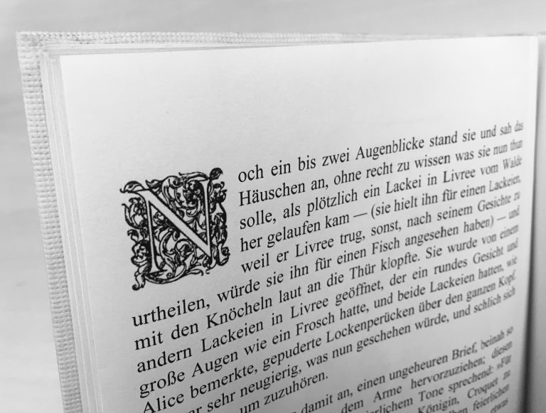 dzb_tech's tweet photo. #WirÖffnenTüren mit Tipps und Tricks zur #barrierefreien #epub-Gestaltung.
Türchen 23: Wie können #Initialen im EPUB barrierefrei umgesetzt werden?
Wir klären auf! https://t.co/RFF45ihWJj
#a11y https://t.co/EqjSN3aP11