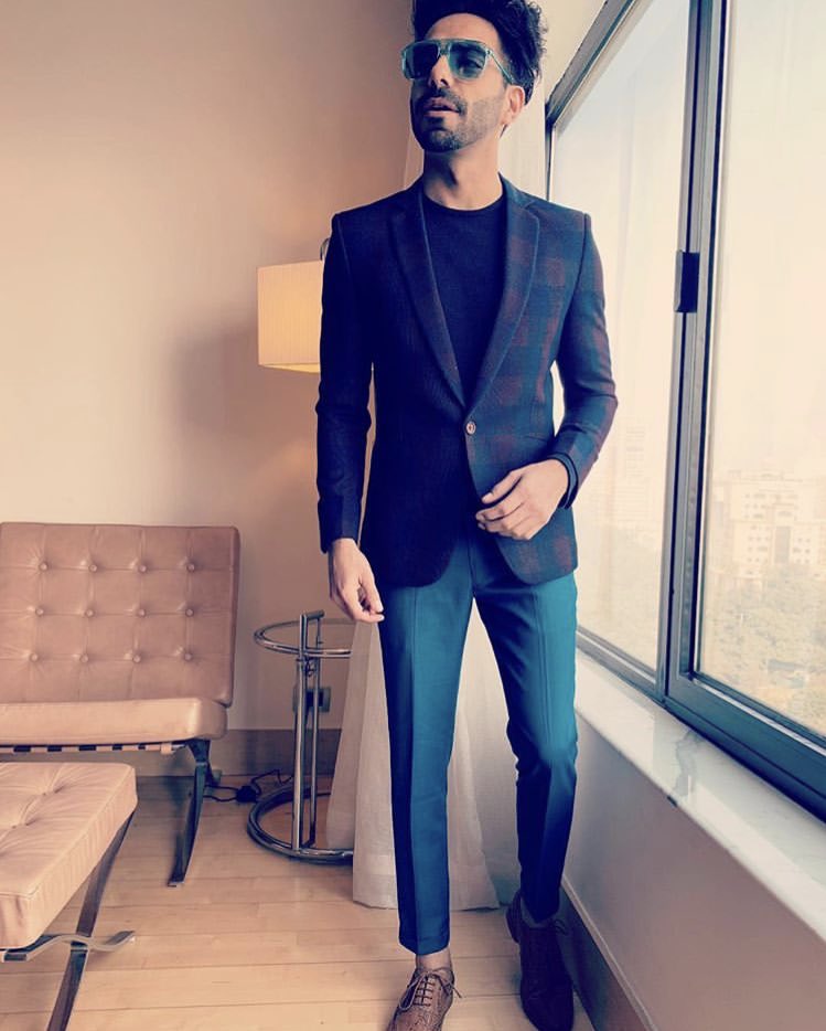 Aparshakti's tweet photo. Styled by @jaysamuelstudio @a_slash_a
Blazer #Philocaly
Trousers #hpsuits
Sunglasses @gucci #kapooropticalco
Shoes @RobertGrahamNYC @CollectiveIndia https://t.co/HW3n6oUcdQ