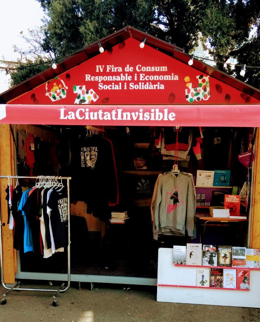 📚 Iep! A la paradeta de la <a href="/ciutatinvisible/">LA CIUTAT INVISIBLE</a> a la Fira #ConsumResponsable de plaça Catalunya també trobeu 'Miraràs el món'! 

💜Mirades per impugnar, amb amor i humor, el món donat per descomptat. 

Avui i resta de dies fins les 20.30h (25, 26 i 1, tancat).