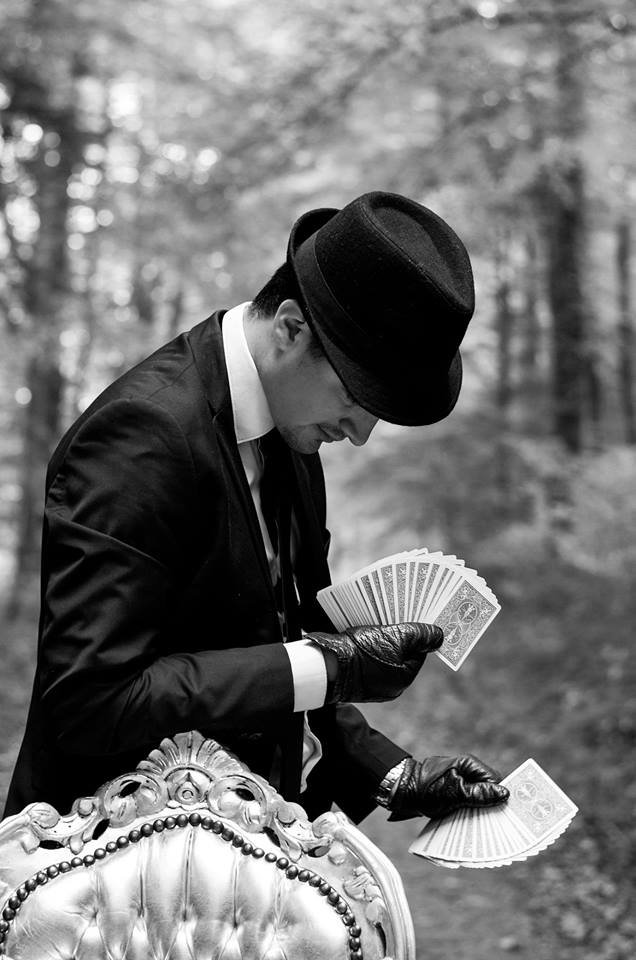 DanRavenMagic's tweet image. Photoshoot in South of France. 

#photoshoot #cards #magician #magic #ravenisation