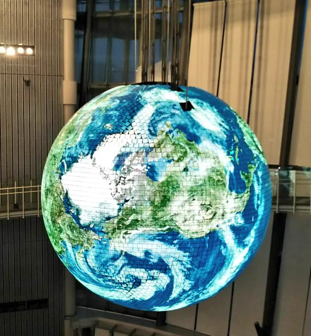 昼前に行って閉館ギリギリまでいました。日本科学未来館。
トークセッション聴講して頂いたいぶきの記念品?
終了後友人と一緒に先生に色々質問して学生時代を思い出した。
素粒子の所で超ひも理論説明してくれるスタッフさんお呼びして解説してもらいお名刺まで頂いたのだった。科学楽しかった✨ 