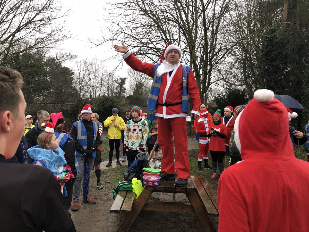 hotstonmoore's tweet image. Lots of soggy Santas @GreatRunLocal Needham - massive thanks to the marshals without whom there would be no #GreatRunLocal #SantaRun