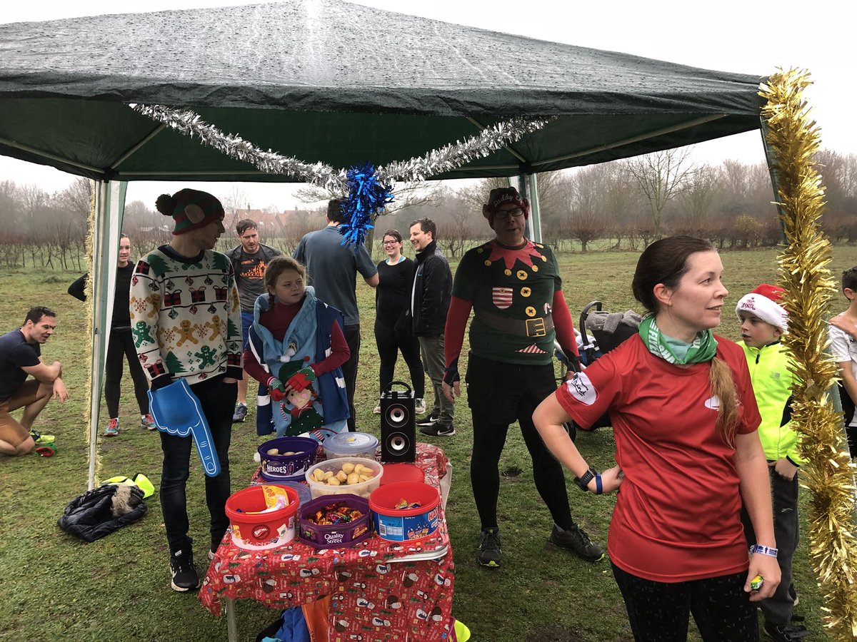 hotstonmoore's tweet image. Lots of soggy Santas @GreatRunLocal Needham - massive thanks to the marshals without whom there would be no #GreatRunLocal #SantaRun