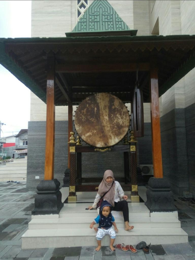 wikibudaya's tweet photo. Masjid Suciati Saliman, masjid megah bergaya Nabawi yg ada di Jalan Gito Gati Jogja ini dibangun oleh Ibu Suciwati, pengusaha sukses. 

Dulu beliau mengawali usaha dgn berjualan 5 ekor ayam. 

Inspirasi bagi yg mau berusaha, berpikir &amp; bersabar. 
@Amal_Alghozali @bambangelf https://t.co/QnmtLB3zxb