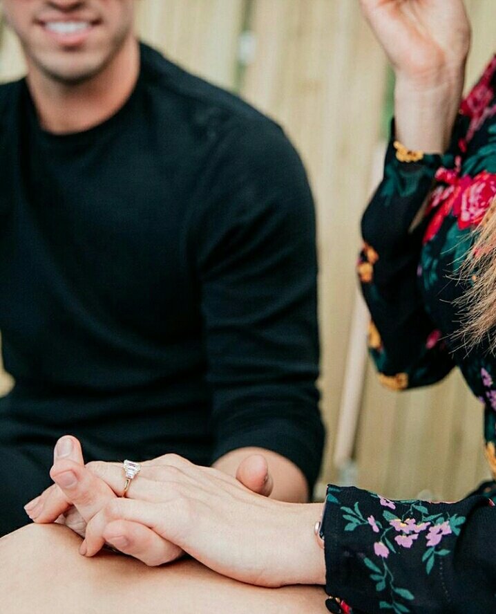 clique_tuga's tweet photo. Pessoal, o Josh e a Debby vão casar!!! Há prenda de natal mais bonita que esta? I'm so freaking happy. 💛 https://t.co/y8lHPGO0QC