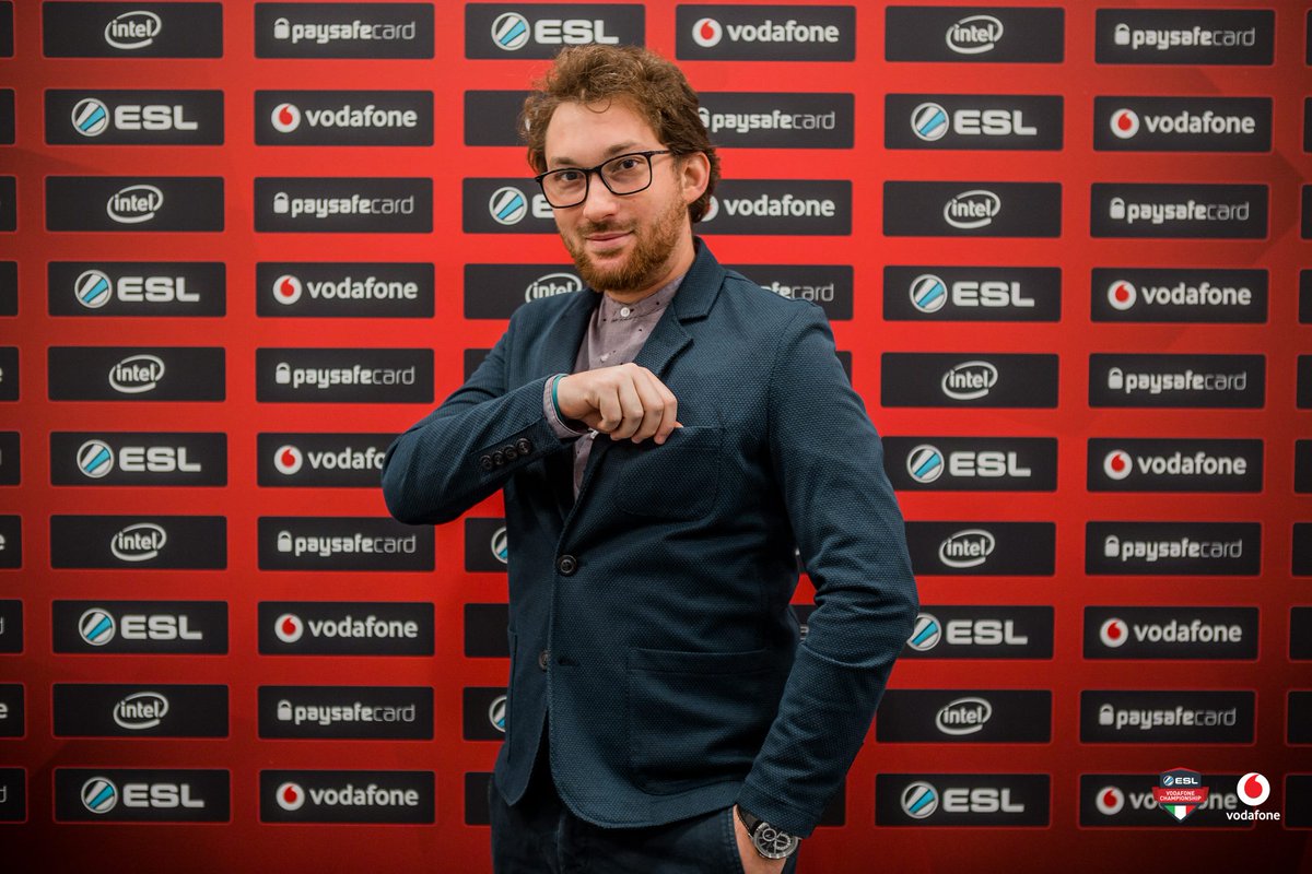 ESLItaly's tweet photo. Che eleganza il nostro cast di LOL i nostri caster (@SarengoHF e @RengolandLoL), che hanno accompagnato anche le giocate più frenetiche con preparazione e professionalità, e l'analyst @DeugemoTwo - sempre al top!

#PlayFaster #ThisIsEsports #EVC18 https://t.co/aJd7DgOJdB