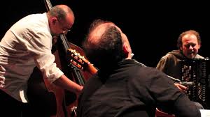 DjangoFestival's tweet photo. Conosciamo meglio i protagonisti del 
 ✨ Pennabilli Django Festival 2018 VII ed. ✨
 🎵 Trio Ammentos 🎵

Peo Alfonsi - chitarra, Fausto Beccalossi - fisarmonica e Salvatore Maiore - contrabbasso, 

https://t.co/XVdTk5E2D5 https://t.co/ROOBXlpvQi