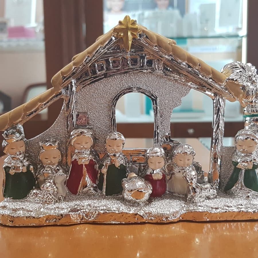 PatrizioL's tweet photo. Per chi ama il Natale è il giorno più bello dell'anno! Lasciamoci guidare dall'amore e regaliamone tanto... Quello vero! 
Alcuni dei nostri #presepi! #merrychristmas https://t.co/q90eIBvhik