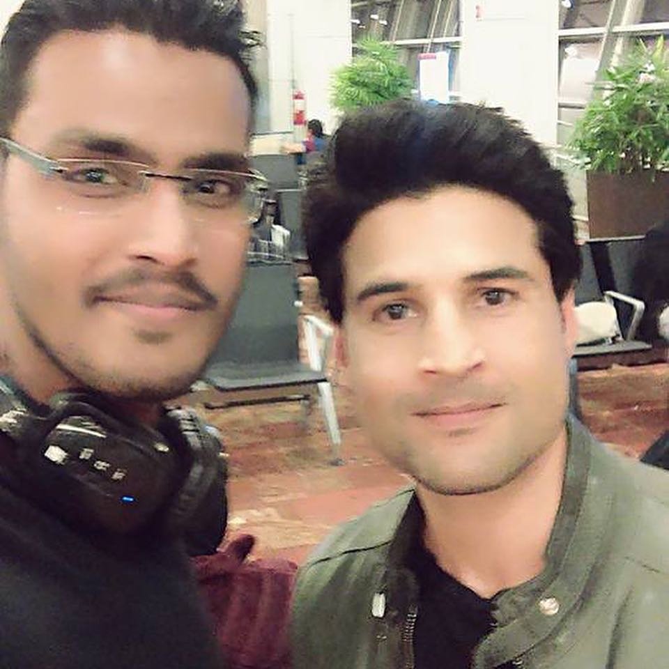 RajeevKDreamers's tweet photo. With his #fans #Rkfans #RkatHaridwar #rajeevkhandelwal #Haridwar #shoolife #bollywoodactor #bollywood @RK1610IsMe #RajeevkhandelwalDreamers #RKDreamers #dreamers pc : uploader https://t.co/P1GsuN3IGg